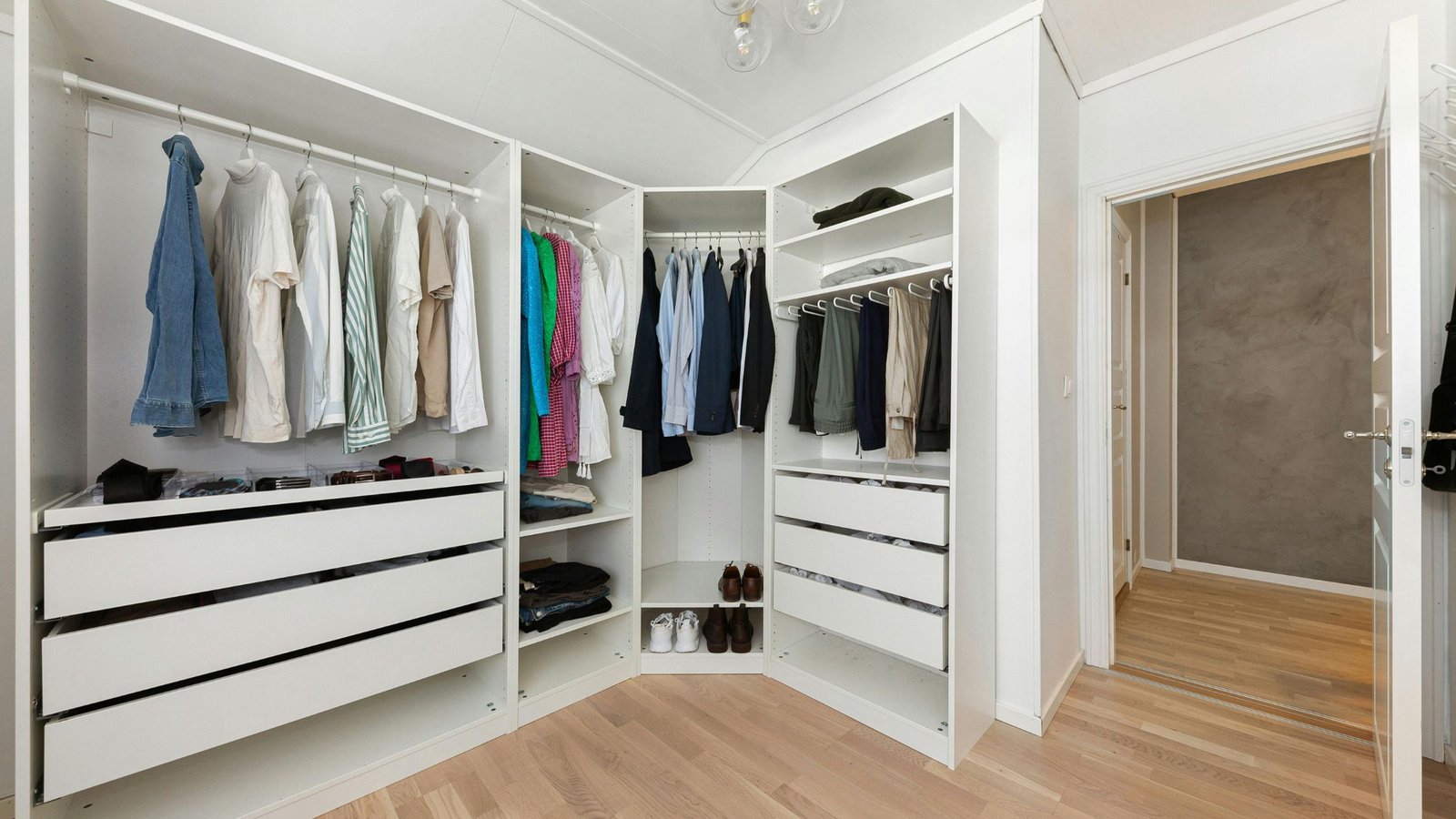 10 Capsule Wardrobe Essentials Every Woman Needs in 2025